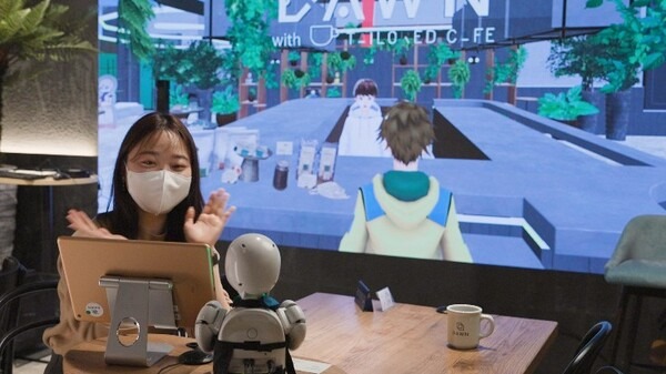 慶應大/名工大/オリィ研が新たなサイバネティック・アバター「分身ロボットカフェ」実証実験 拡張アバター接客や遠隔共創トッピングなど