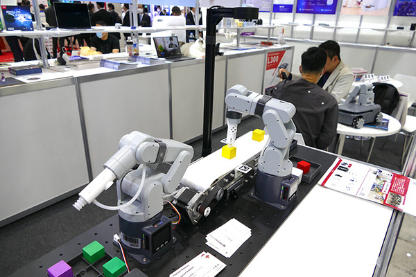 猫型ロボットや教材ロボのElephant Roboticsその他、深センのハードウェアメーカーが「AI・人工知能 EXPO」に出展
