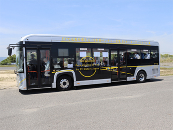 観光バスも電動仕様に　EVモーターズ・ジャパンが関西エリアでEV観光バスを初披露　運転士19名が試運転、乗客300名が試乗体験