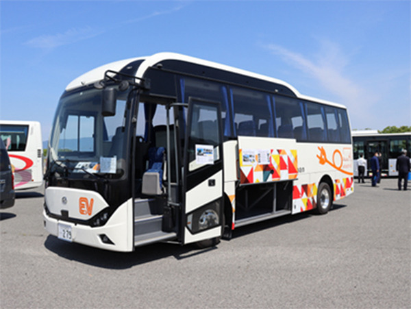 観光バスも電動仕様に　EVモーターズ・ジャパンが関西エリアでEV観光バスを初披露　運転士19名が試運転、乗客300名が試乗体験