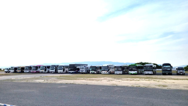 観光バスも電動仕様に　EVモーターズ・ジャパンが関西エリアでEV観光バスを初披露　運転士19名が試運転、乗客300名が試乗体験