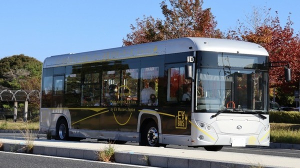 観光バスも電動仕様に　EVモーターズ・ジャパンが関西エリアでEV観光バスを初披露　運転士19名が試運転、乗客300名が試乗体験