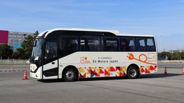 観光バスも電動仕様に　EVモーターズ・ジャパンが関西エリアでEV観光バスを初披露　運転士19名が試運転、乗客300名が試乗体験