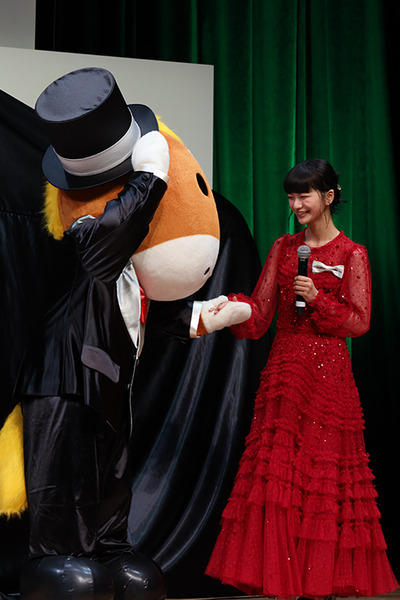 「第90回 日本ダービーPR発表会」で競走馬ロボット「ダビノスケ」を公開　佐々木蔵之介と見上愛が登壇、HERO馬と歴史を振返る