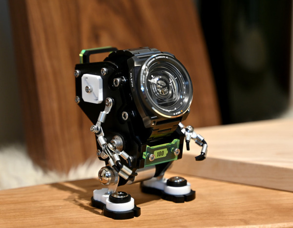 AppleWatchが近未来ロボットになるウォッチスタンド　充電にも対応　Makuakeで先行販売開始