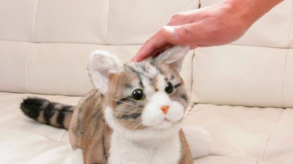 トレンドマスターの猫型ロボット10周年記念「なでなでねこちゃんEXシリーズ」発売　静電センサー搭載、撫でると鳴き声で反応