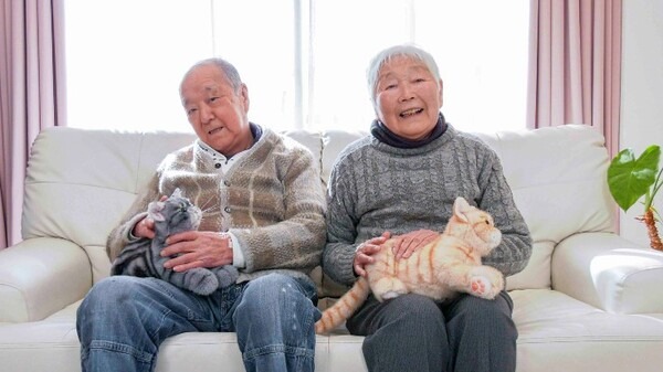 トレンドマスターの猫型ロボット10周年記念「なでなでねこちゃんEXシリーズ」発売　静電センサー搭載、撫でると鳴き声で反応