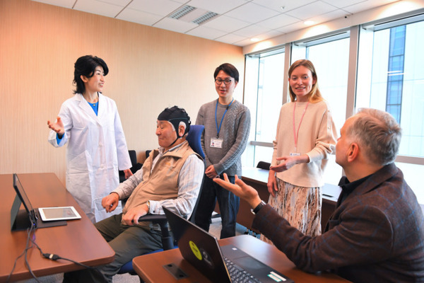 理化学研究所、40代50代から認知症を予防する「共想法」体験会を開催へ 会話支援AIロボット「ぼのちゃん」を活用　共想法とは?