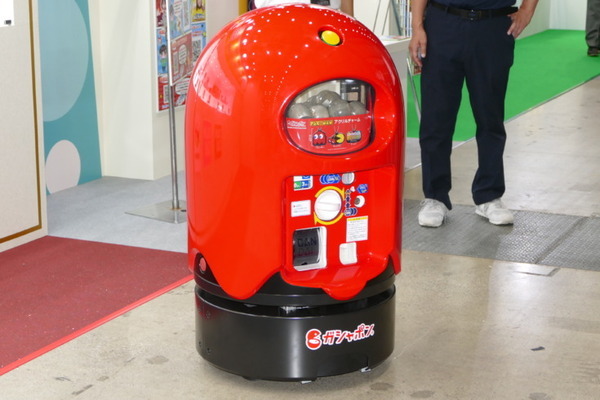 バンダイ、パックマン型ガシャポン空容器回収ロボット「ガシャドロイド」を東京おもちゃショーで公開　一般公開日は３台で登場予定