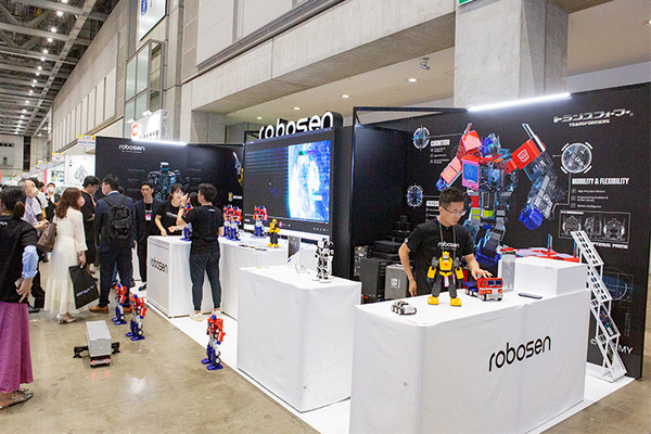 Robosenがトランスフォーマーの高性能ロボット製品群を「東京おもちゃショー」で展示　バンブルビーや映画版リアルモデルもお披露目、塩屋翼氏と河森監督も登壇