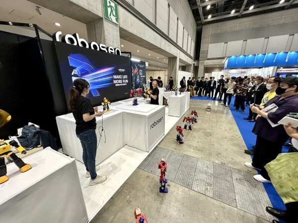 Robosenがトランスフォーマーの高性能ロボット製品群を「東京おもちゃショー」で展示　バンブルビーや映画版リアルモデルもお披露目、塩屋翼氏と河森監督も登壇
