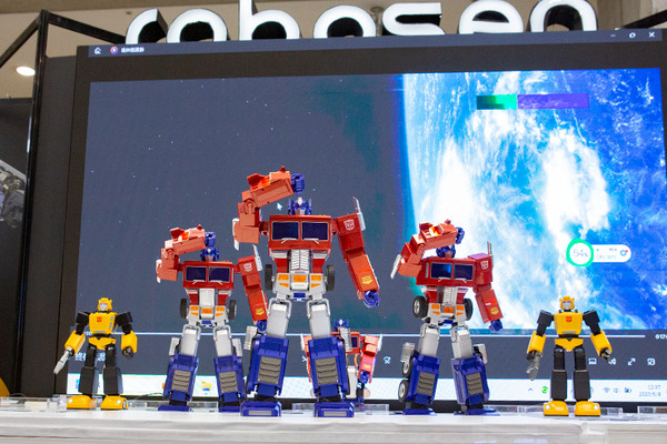 Robosenがトランスフォーマーの高性能ロボット製品群を「東京おもちゃショー」で展示　バンブルビーや映画版リアルモデルもお披露目、塩屋翼氏と河森監督も登壇
