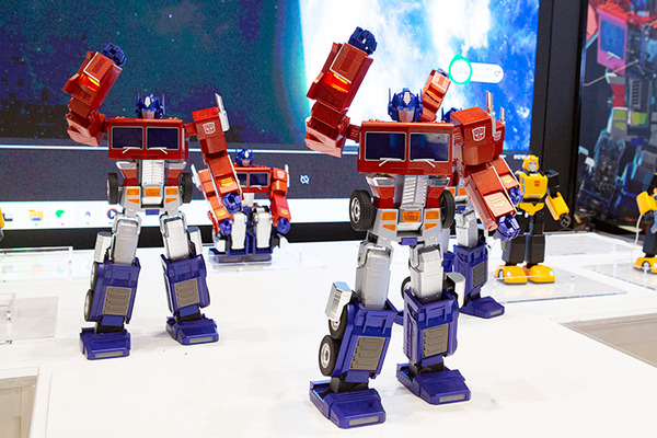 Robosenがトランスフォーマーの高性能ロボット製品群を「東京おもちゃショー」で展示　バンブルビーや映画版リアルモデルもお披露目、塩屋翼氏と河森監督も登壇