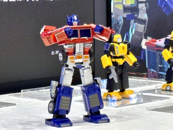 Robosenがトランスフォーマーの高性能ロボット製品群を「東京おもちゃショー」で展示　バンブルビーや映画版リアルモデルもお披露目、塩屋翼氏と河森監督も登壇