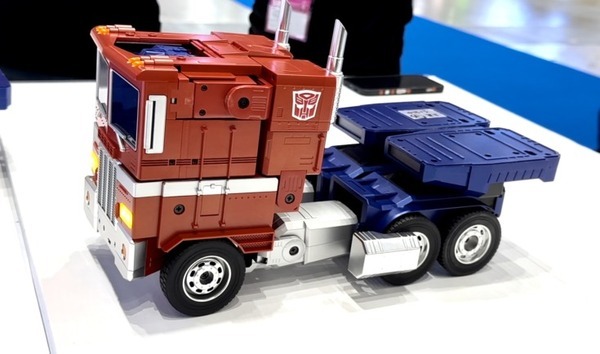 Robosenがトランスフォーマーの高性能ロボット製品群を「東京おもちゃショー」で展示　バンブルビーや映画版リアルモデルもお披露目、塩屋翼氏と河森監督も登壇