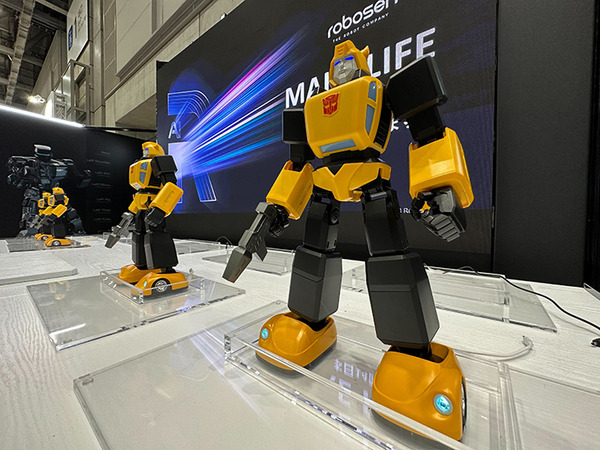 Robosenがトランスフォーマーの高性能ロボット製品群を「東京おもちゃショー」で展示　バンブルビーや映画版リアルモデルもお披露目、塩屋翼氏と河森監督も登壇