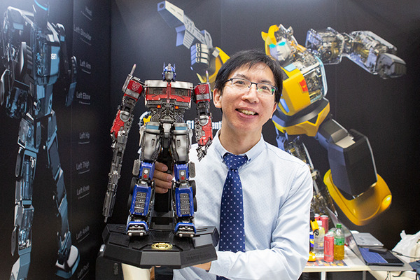 Robosenがトランスフォーマーの高性能ロボット製品群を「東京おもちゃショー」で展示　バンブルビーや映画版リアルモデルもお披露目、塩屋翼氏と河森監督も登壇
