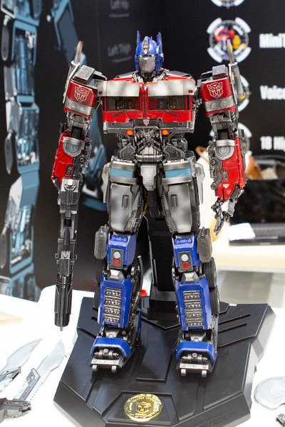 Robosenがトランスフォーマーの高性能ロボット製品群を「東京おもちゃショー」で展示　バンブルビーや映画版リアルモデルもお披露目、塩屋翼氏と河森監督も登壇