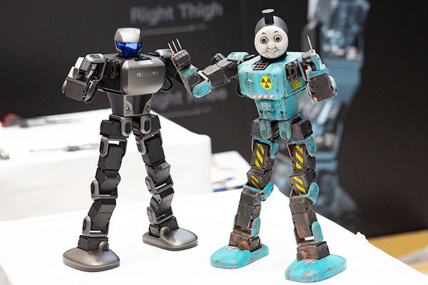 Robosenがトランスフォーマーの高性能ロボット製品群を「東京おもちゃショー」で展示　バンブルビーや映画版リアルモデルもお披露目、塩屋翼氏と河森監督も登壇