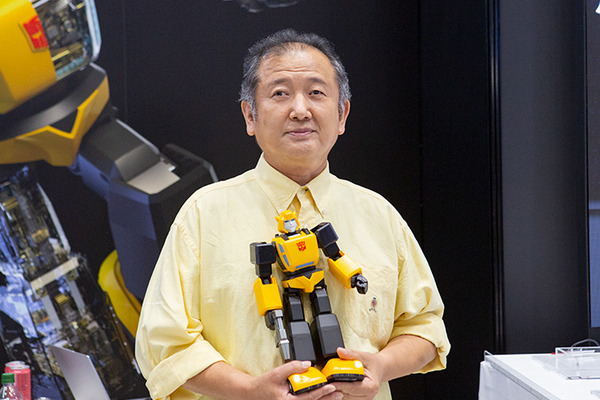 Robosenがトランスフォーマーの高性能ロボット製品群を「東京おもちゃショー」で展示　バンブルビーや映画版リアルモデルもお披露目、塩屋翼氏と河森監督も登壇