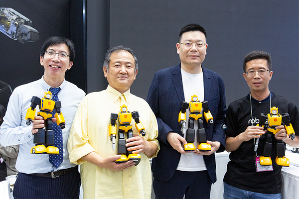 Robosenがトランスフォーマーの高性能ロボット製品群を「東京おもちゃショー」で展示　バンブルビーや映画版リアルモデルもお披露目、塩屋翼氏と河森監督も登壇