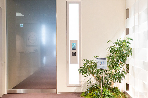 NECが100人でも一気に判別「ゲートレス生体認証」デモ公開！量子やAI、顔認証などNEC先進技術の体感施設でメディアツアー開催