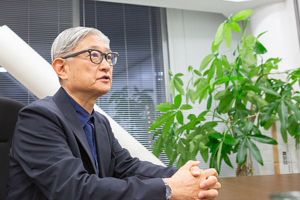 新作映画『SINGULA』堤幸彦監督に聞く「進化したAIが普及した未来はユートピアか? ディストピアか?」単独インタビュー