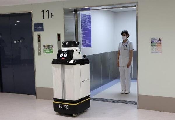 川崎重工とSEQSENSEが藤田医科大学病院で屋内配送向けサービスロボットのトライアルを開始　24時間体制で検体や薬剤配送業務に