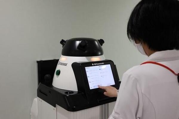 川崎重工とSEQSENSEが藤田医科大学病院で屋内配送向けサービスロボットのトライアルを開始　24時間体制で検体や薬剤配送業務に