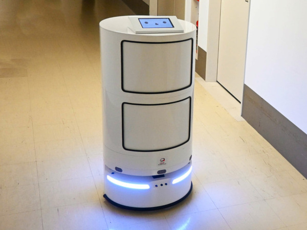 阪急うめだ本店のバックヤードでQBIT Roboticsの自律配送ロボットがメール便の配送実証実験　狭い通路もスタッフを避けて走行