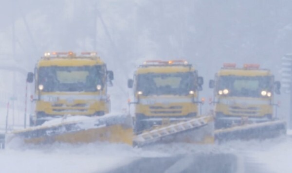 NECとNEXCO中日本が除雪車の自動運転化で共同開発へ　移動時の隊列と除雪時の梯団走行に着手　隊列走行の動画を公開