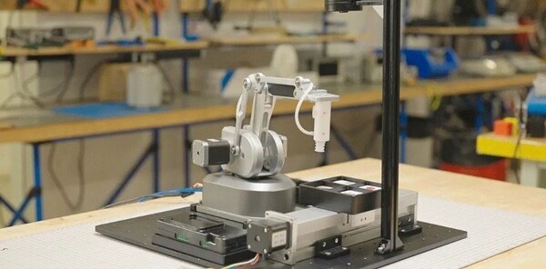 スイッチサイエンス、Elephant Robotics社の高精度ステッピングモーター搭載ロボットアーム『UltraArm P340』を販売開始