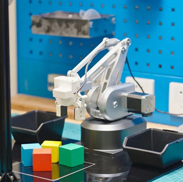 スイッチサイエンス、Elephant Robotics社の高精度ステッピングモーター搭載ロボットアーム『UltraArm P340』を販売開始