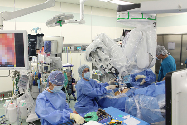 上尾中央総合病院がアーム1本のみのシングルポート「ダビンチSP」サージカルシステムで前立腺がんの摘出手術を実施　関東初