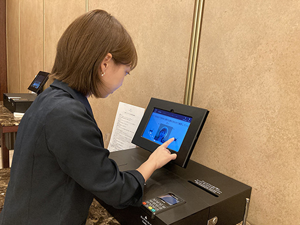 京王プラザホテルが受付に顔認証でチェックインする「NEC スマートホスピタリティサービス」を導入　チェックインの混雑緩和に