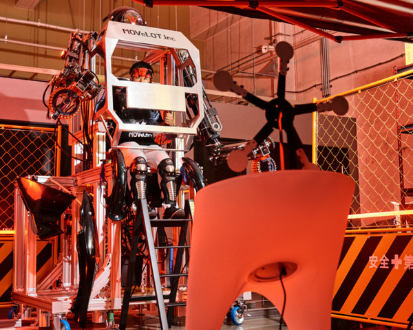 巨大ロボットのパイロットになれる搭乗型ロボット操縦空間『ROBOT BASE UNIT』イベント向けに提供開始　アームを動かしブラスターを発射