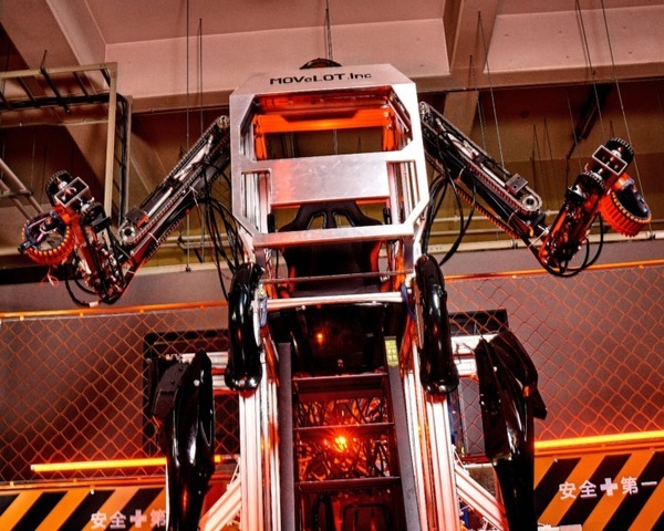 巨大ロボットのパイロットになれる搭乗型ロボット操縦空間『ROBOT BASE UNIT』イベント向けに提供開始　アームを動かしブラスターを発射