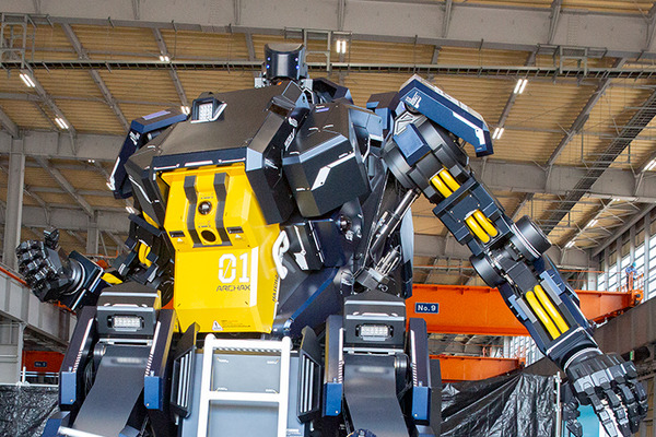 全高4.5mの搭乗できる変形ロボット「アーカックス」を公開　SFやアニメが現実に！まずは限定5台で販売開始　ツバメインダストリ