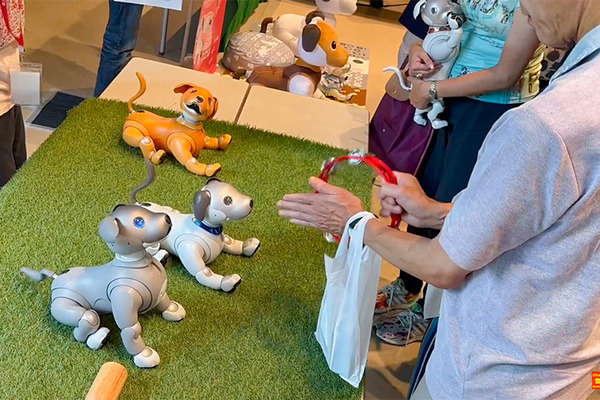 ソニー「手拍子に合わせて踊るaibo」を初公開！ファンや家族連れで大盛況　aiboファンミーティング16参加レポート