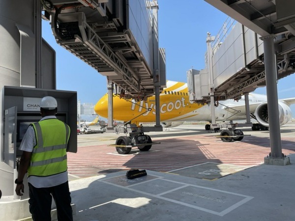 新明和工業、航空旅客機への搭乗橋を遠隔操作で自律型完全自動運転を実現、実用化に成功　シンガポールの空港で