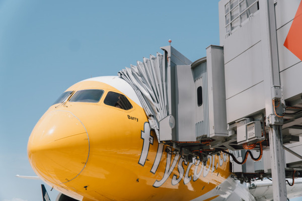 新明和工業、航空旅客機への搭乗橋を遠隔操作で自律型完全自動運転を実現、実用化に成功　シンガポールの空港で