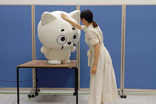 柔らかい、踊れる、触れ合える、抱き合える！ロボットの常識を覆すバルーンロボットを開発　ピア21とアスラテックが動画を公開