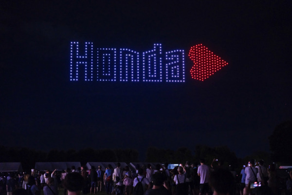 HONDA創立75周年記念イベントで500機のドローンショーを披露　シビックRS、ホンダジェット、ASIMO等が夜空に登場 歓声あがる
