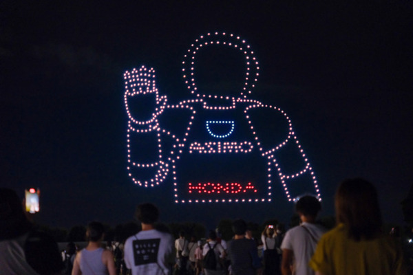 HONDA創立75周年記念イベントで500機のドローンショーを披露　シビックRS、ホンダジェット、ASIMO等が夜空に登場 歓声あがる
