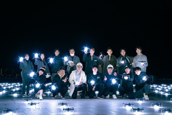HONDA創立75周年記念イベントで500機のドローンショーを披露　シビックRS、ホンダジェット、ASIMO等が夜空に登場 歓声あがる
