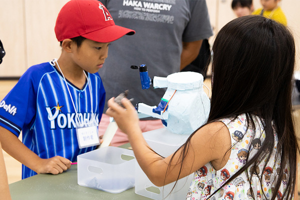 子ども達の発想あふれる「embot大展覧会」開催！最優秀賞は力作「カラドキピエロ」、ハムスターロボットや動くアクセサリーも