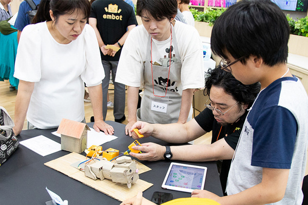 子ども達の発想あふれる「embot大展覧会」開催！最優秀賞は力作「カラドキピエロ」、ハムスターロボットや動くアクセサリーも