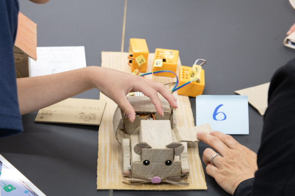 子ども達の発想あふれる「embot大展覧会」開催！最優秀賞は力作「カラドキピエロ」、ハムスターロボットや動くアクセサリーも