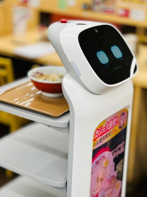 ラーメンも運べるUBTECH社の配膳ロボット「CADEBOT」 早速、ラーメンチェーンで稼働開始　サイネージ広告も表示