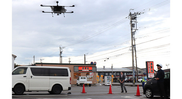 吉野家が店舗から郊外へ牛丼を届けるドローン配送の実証実験　石川県小松市で実用化を見据え